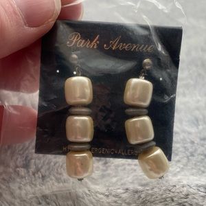 2/$16 Vintage NWT Park Avenue Pearlized Drop Earrings